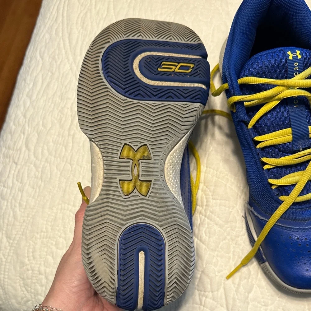 Under Armour Kids Blue and Yellow Sneakers size 6Y‎